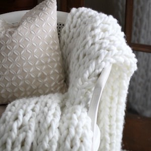 Easy DIY Chunky Throw Blanket Christmas gift for her