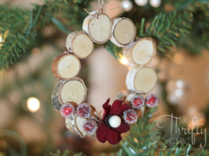 Artesanía de adorno de Navidad con corona de rodajas de madera de abedul