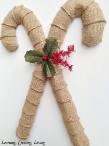 Decoración rústica de bastón de caramelo de arpillera navideña