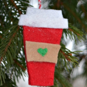 Artesanía de adorno navideño con taza de café de fieltro