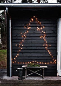 Árbol de luces de Navidad en la pared exterior
