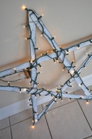 Estrella gigante de madera con luces navideñas