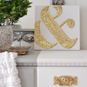 Ampersand Art work Using Thumbtacks