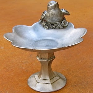 Cuenco de pedestal con pájaros y flores de imitación plata