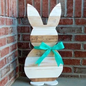 Conejito de Pascua de madera recuperada 