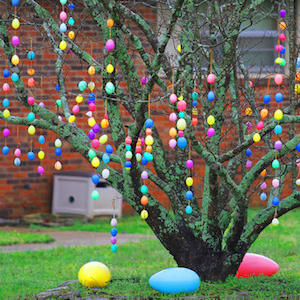 Árbol decorado con guirnaldas de huevos de Pascua de plástico