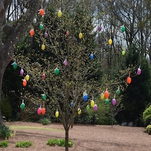 Adornos para el árbol de huevos de Pascua