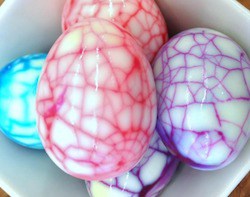 Cracked Easter Egg decorating idea