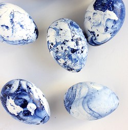 DIY Marbled Indigo Eggs