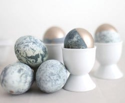 marbled and gold easter Egg decorating idea