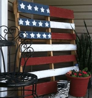 Outdoor 4th of July Flag Pallet Decoration