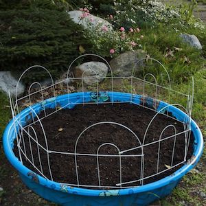 Piscina infantil de plástico en una jardinera 