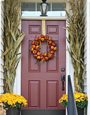 Cornstalks & Fall Mums enmarcan la entrada