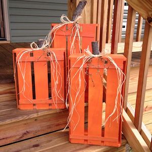 cajas de madera convertidas en calabazas de otoño