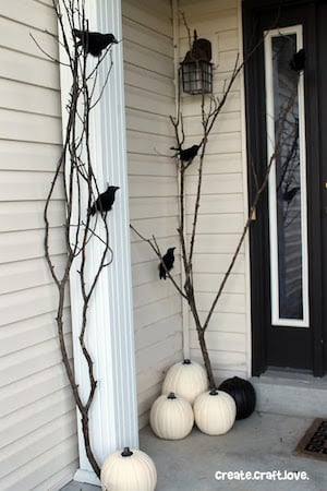 Cuervo inspirado en la decoración del porche de halloween