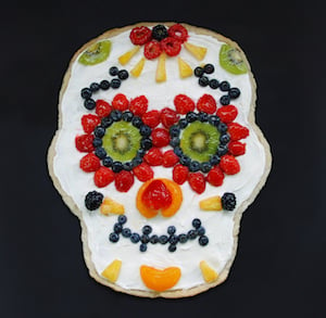 healthy halloween Day Of The Dead Sugar Skull Fruit Pizza appetizer