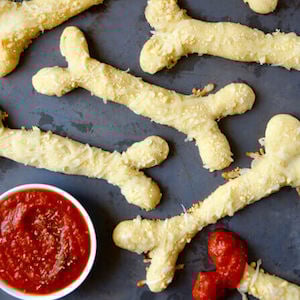 JUMP SCARE!!! Did we get u? đ #halloween #onionrings #snacks #snack #wisesnacks #snacking