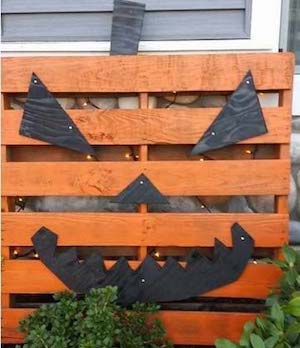 DIY pumpkin pallet outdoor decoration for Halloween