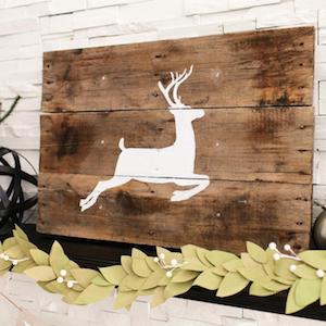 Wooden Reindeer Christmas Wall Decor Idea