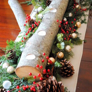 Decoraciones de mesa con velas de troncos navideños