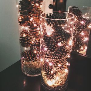 Jarrones de conos de pino y luces de hadas