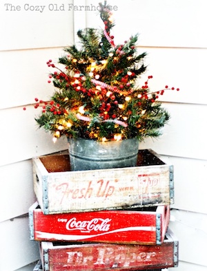 Exhibición de cajas de refrescos navideñas de granja vintage