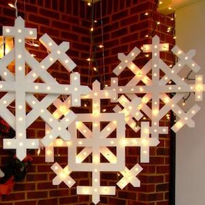 Copos de nieve de madera para exterior con luces navideñas