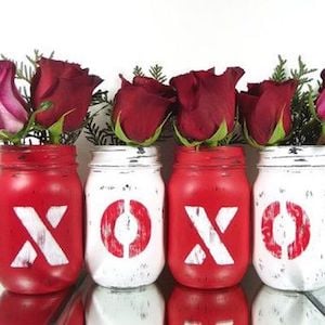 XOXO Mason Jar Valentine's Day table Decoration idea