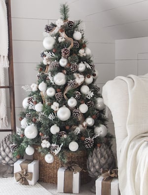 Simple Farmhouse Christmas Tree 