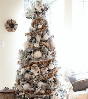 21 Silver Christmas Tree Décor Ideas - DigsDigs