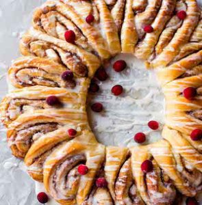 Cinnamon Roll Wreath christmas breakfast idea