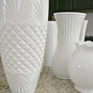 Jarrones de cerámica blanca y vidrio lechoso