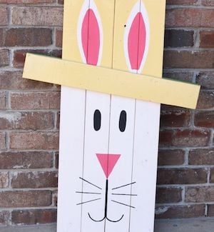 Pallet Bunny fuera de la decoración de Pascua