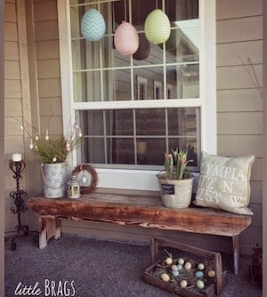 Decoraciones rústicas de Pascua para el porche. 