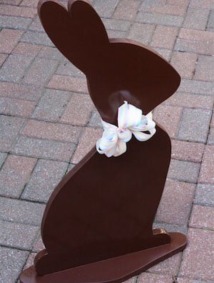 Conejito de chocolate fuera de la decoración de Pascua