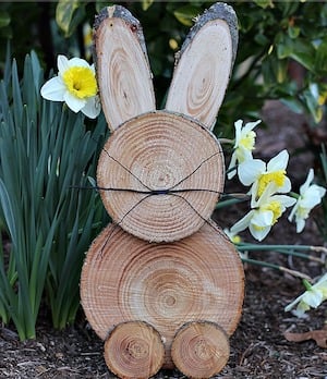 Conejito de madera rústico de bricolaje en el jardín