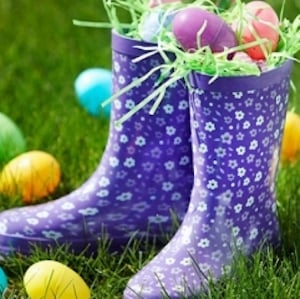 Cesta de Pascua Rainboots llena de hierba y huevos de Pascua