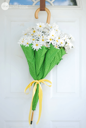 5-Minute Umbrella Door Hanger filled with daisies