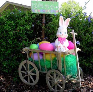 Conejito de pascua en un carro con huevos