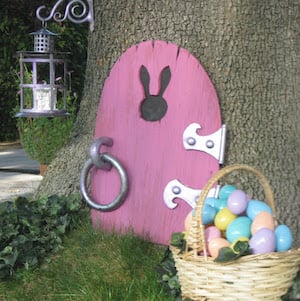 Conejito de Pascua puerta rosa en el árbol