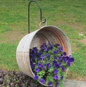 Idea de jardín de flores de bañera galvanizada colgante