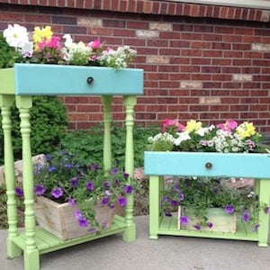 Cajones viejos reciclados llenos de jardín de flores Idea
