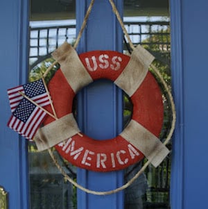 Guirnalda de la puerta delantera del USS America para el 4 de julio