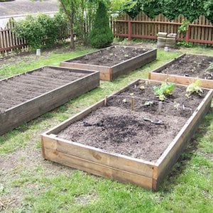 Reclaimed Wood Raised DIY garden Bed idea