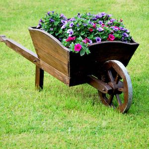Idea reciclada del jardín de flores de la rueda de carro