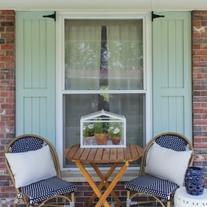 Persianas de veranda de estilo artesanal en las ventanas