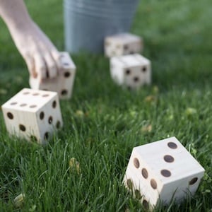 Juego DIY Yahtzee en el patio trasero con dados gigantes