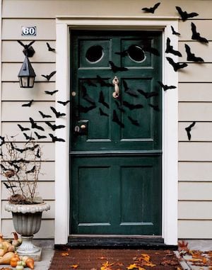 Decoración de puerta de entrada llena de murciélagos