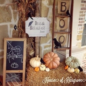 Decoración del porche de Halloween de Dead Breakfast Inn