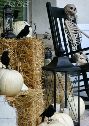Decoración de porche de Halloween de cuervos y esqueletos